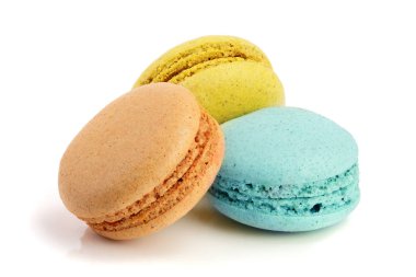 Beyaz arka plan closeup izole üç macaroons