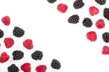 BlackBerry ve beyaz arka plan üzerinde izole ahududu. Üstten görünüm metniniz için kopya alanı ile. Düz yatıyordu desen