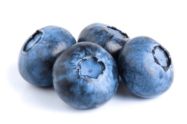 Beyaz arka planda izole edilmiş taze olgun yaban mersini.