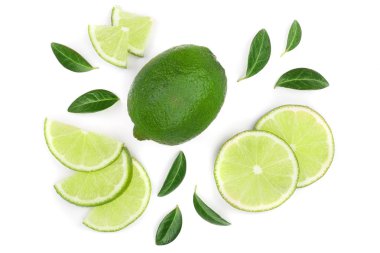Beyaz arka plan üzerinde izole yaprakları ile dilimlenmiş limon. Üstten görünüm. Düz yatıyordu desen