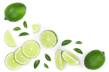 dilimlenmiş limon vith izole üzerinde beyaz arka plan kopya alanı metniniz için bırakır. Üstten görünüm. Düz yatıyordu desen