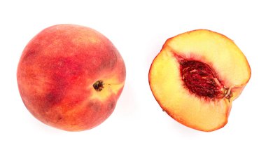 Olgun şeftali ve yarısı beyaz arka plan üzerinde izole. Üstten görünüm. Düz yatıyordu desen