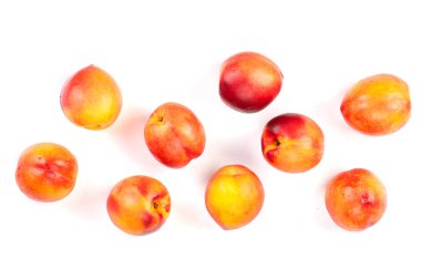 Olgun nektarin ile izole üzerinde beyaz arka plan kopya alanı metniniz için bırakır. Üstten görünüm. Düz yatıyordu desen