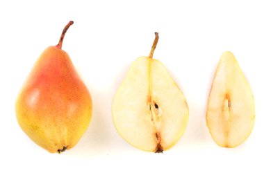 Beyaz arka plan üzerinde izole Olgun kırmızı sarı armut meyve. Üstten görünüm. Düz yatıyordu desen