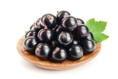 yaprak ahşap kase beyaz arka plan üzerinde izole siyah frenk üzümü