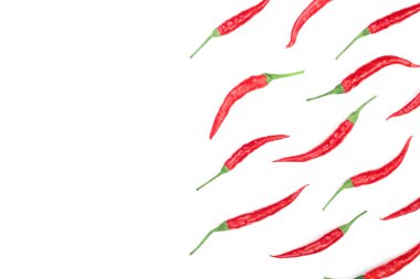 kırmızı sıcak izole kopya alanı metniniz için beyaz zemin üzerine biber. Üstten görünüm. Düz yatıyordu desen