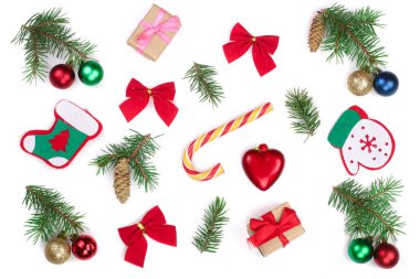 Noel arkaplanı köknar dalları ve beyaz arka planda izole edilmiş dekorasyon. Üst Manzara. Düz yatıyordu