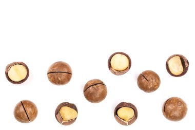 Kabuklu ve unshelled izole kopya alanı metniniz için beyaz zemin üzerine fıstık. Üstten görünüm. Düz yatıyordu desen