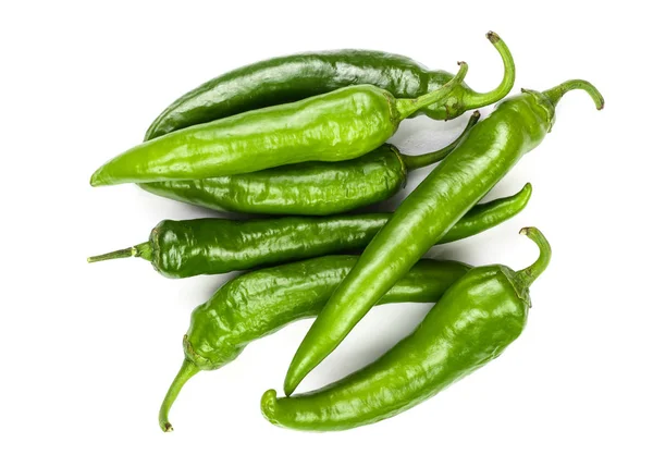 Zelená hot chili peppers izolovaných na bílém pozadí. Pohled shora. Plochá laických vzor — Stock fotografie