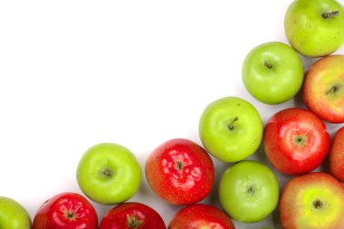 izole kopya alanı metni, üstten görünüm beyaz zemin üzerine kırmızı ve yeşil elma. Düz yatıyordu desen