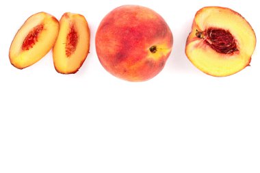 Olgun şeftali kopya alanı metniniz için beyaz zemin üzerine izole. Üstten görünüm. Düz yatıyordu desen