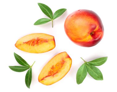 Olgun nektarin ile izole üzerinde beyaz arka plan bırakır. Üstten görünüm. Düz yatıyordu desen