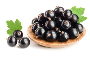 yaprak ahşap kase beyaz arka plan üzerinde izole siyah frenk üzümü