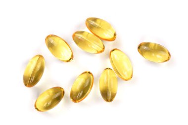 Balık yağı kapsülleri beyaz arka plan üzerinde izole. Üstten görünüm. Düz yatıyordu desen