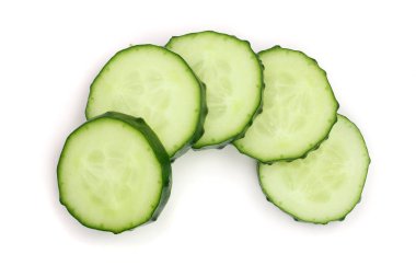 Beyaz arka plan üzerinde izole salatalık dilimleri. Üstten görünüm. Düz yatıyordu desen