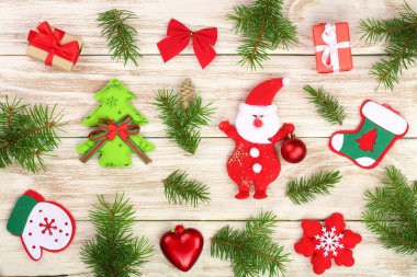 Çam dalları hafif ahşap arka plan üzerinde Noel kompozisyon süslenmiş