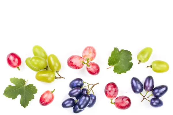 Grüne rosa und blaue Trauben mit isolierten Blättern auf weißem Hintergrund mit Kopierraum für Ihren Text. Ansicht von oben. flache Verlegemuster — Stockfoto