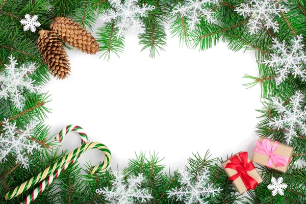 テキストのコピースペースと白い背景に隔離された雪片で飾られたクリスマスフレーム。トップ表示. — ストック写真