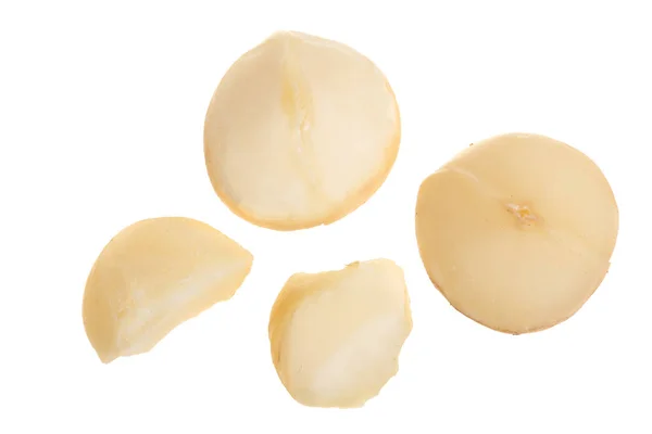 Nueces de macadamia sin cáscara aisladas sobre fondo blanco. Vista superior. Patrón de colocación plana — Foto de Stock