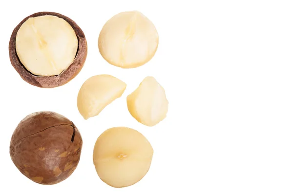 Nueces de macadamia sin cáscara y sin cáscara aisladas sobre fondo blanco con espacio de copia para su texto. Vista superior. Patrón de colocación plana — Foto de Stock