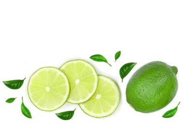 dilimlenmiş limon vith izole üzerinde beyaz arka plan kopya alanı metniniz için bırakır. Üstten görünüm. Düz yatıyordu desen