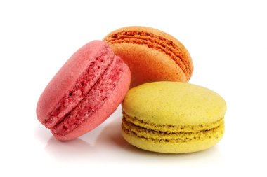 Beyaz arka plan closeup izole üç macaroons