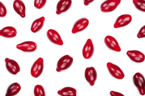 Красные ягоды из кукурузы или собачьей древесины выделены на белом фоне. Вид сверху. Плоский лежал — стоковое фото