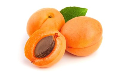 Beyaz arka plan makro'izole yaprakları ile kayısı meyve