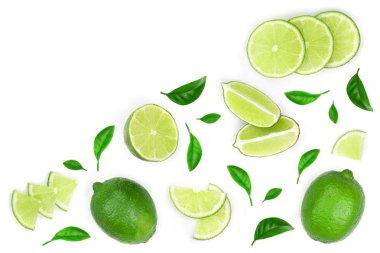 dilimlenmiş limon vith izole üzerinde beyaz arka plan kopya alanı metniniz için bırakır. Üstten görünüm. Düz yatıyordu desen