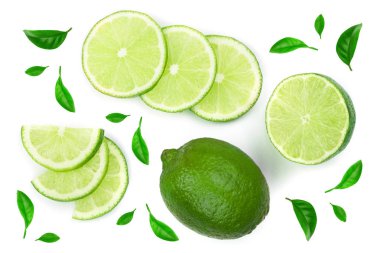 Beyaz arka plan üzerinde izole yaprakları ile dilimlenmiş limon. Üstten görünüm. Düz yatıyordu desen