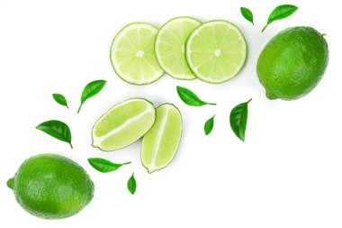 Beyaz arka planda dilimlenmiş limon. Üst Manzara. Düz uzanma deseni