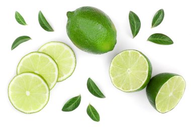 Beyaz arka plan üzerinde izole yaprakları ile dilimlenmiş limon. Üstten görünüm. Düz yatıyordu desen