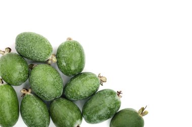 Kopya alanı metniniz için beyaz zemin üzerine izole tropikal meyve feijoa kaymak ağacı. Üstten görünüm. Düz yatıyordu desen