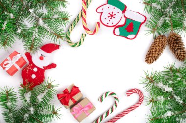 Metnin için kopyalama alanı olan beyaz arkaplanda izole edilmiş Noel çerçevesi