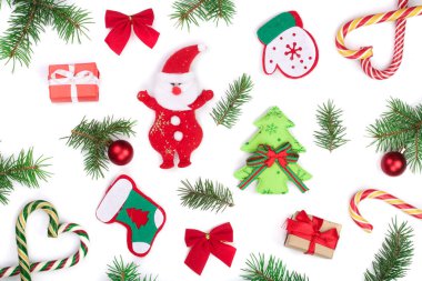 Noel arkaplanı köknar dalları ve beyaz arka planda izole edilmiş dekorasyon. Üst Manzara. Düz yatıyordu