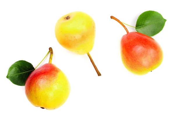 Due frutti di pera gialla rossa matura con foglia isolata su fondo bianco. Vista dall'alto. Modello di posa piatta — Foto Stock