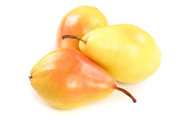 Trois fruits mûrs de poire jaune rouge isolés sur fond blanc . — Photo