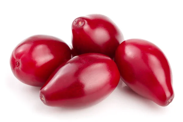 Красные ягоды из кукурузы или собачьей древесины выделены на белом фоне — стоковое фото