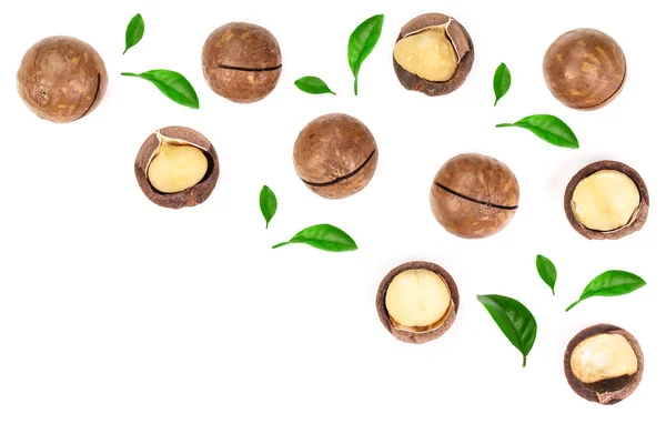 Ξεφλουδισμένος και unshelled καρύδια macadamia με φύλλα απομονωθεί σε λευκό φόντο με αντίγραφο χώρο για το κείμενό σας. Το Top view. Επίπεδη lay μοτίβο — Φωτογραφία Αρχείου