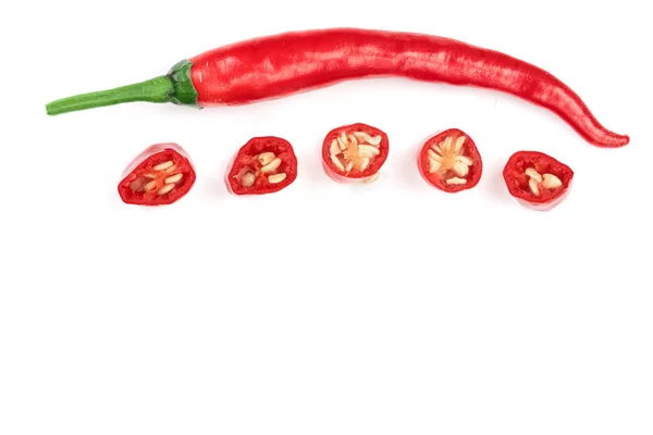 Red hot chili papričky izolovaných na bílém pozadí. Pohled shora. Plochá laických vzor — Stock fotografie