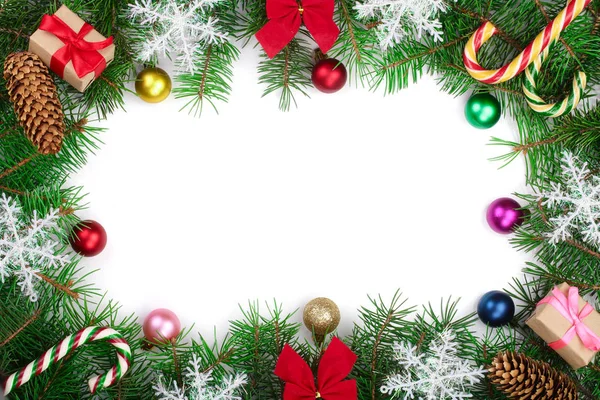 크리스마스 프레임은 흰색 배경에 눈으로 장식되어 있고 텍스트를 위한 복사 공간이 있다. 위에서 본 풍경. — 스톡 사진