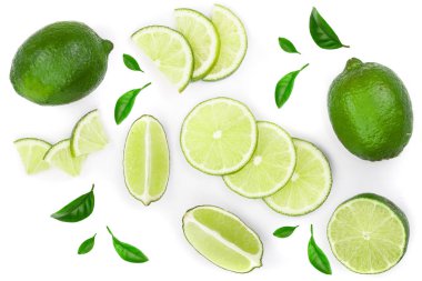 Beyaz arka plan üzerinde izole yaprakları ile dilimlenmiş limon. Üstten görünüm. Düz yatıyordu desen