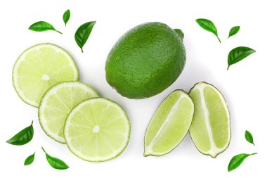 Beyaz arka plan üzerinde izole yaprakları ile dilimlenmiş limon. Üstten görünüm. Düz yatıyordu desen