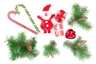 Çam dalları ve beyaz arka plan üzerinde izole Noel Baba Noel arka plan. Üstten Görünüm. Düz yatıyordu