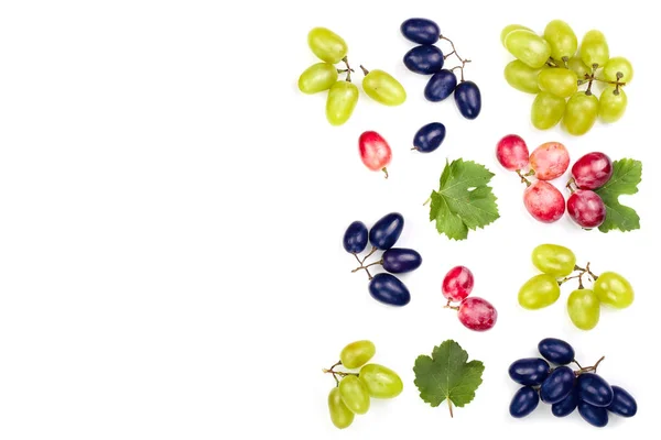 Uvas verdes rosadas y azules con hojas aisladas sobre el fondo blanco. Vista superior. Patrón de colocación plana — Foto de Stock