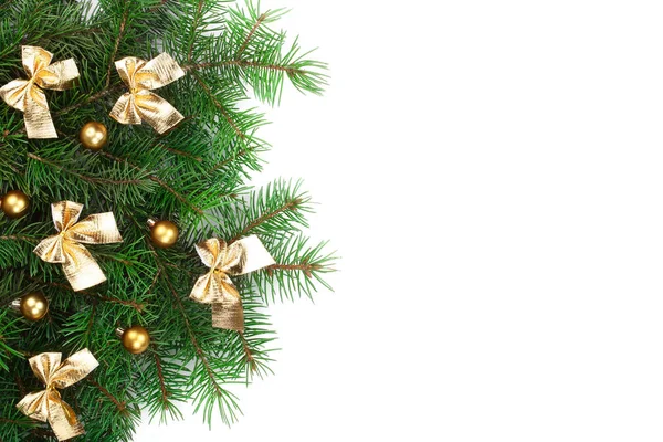 Рождественский фон с шарами и украшения изолированы на белом с копированием пространства для текста. Вид сверху — стоковое фото