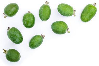 Kopya alanı metniniz için beyaz zemin üzerine izole tropikal meyve feijoa kaymak ağacı. Üstten görünüm. Düz yatıyordu desen