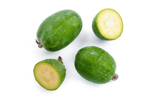 Tropické ovoce feijoa sellowiana Acca izolovaných na bílém pozadí. Pohled shora. Plochá laických vzor — Stock fotografie