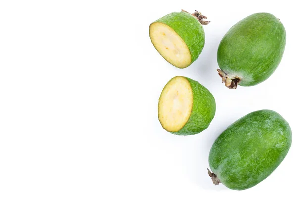 Tropisch fruit feijoa Acca sellowiana geïsoleerd op een witte achtergrond met kopie ruimte voor uw tekst. Bovenaanzicht. Plat lag patroon — Stockfoto