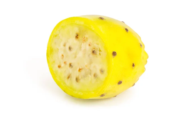 Hälften av gula fikonkaktus eller opuntia isolerad på en vit bakgrund — Stockfoto